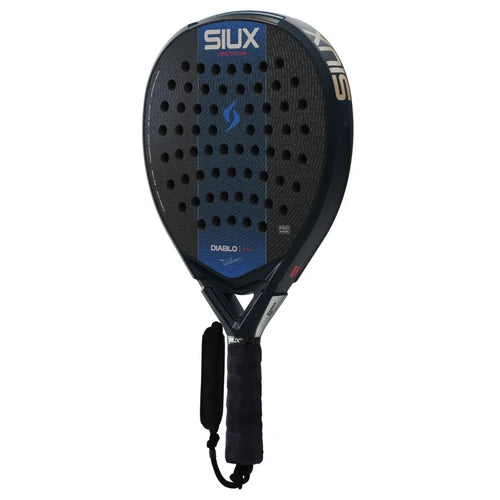 Schuin vooraanzicht zwarte padel racket met donker blauwe streep over het midden en witte druk Siux bovenaan.