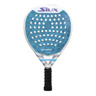 Vooraanzicht Siux Valkiria Pro 2025 padelracket – hybride model met 24K aluminized carbon, Soft EVA-kern en glanzende blauw-witte afwerking.