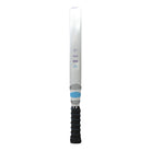 Zijaanzicht Siux Valkiria Pro 2025 padelracket – hybride model met 24K aluminized carbon, Soft EVA-kern en glanzende blauw-witte afwerking.