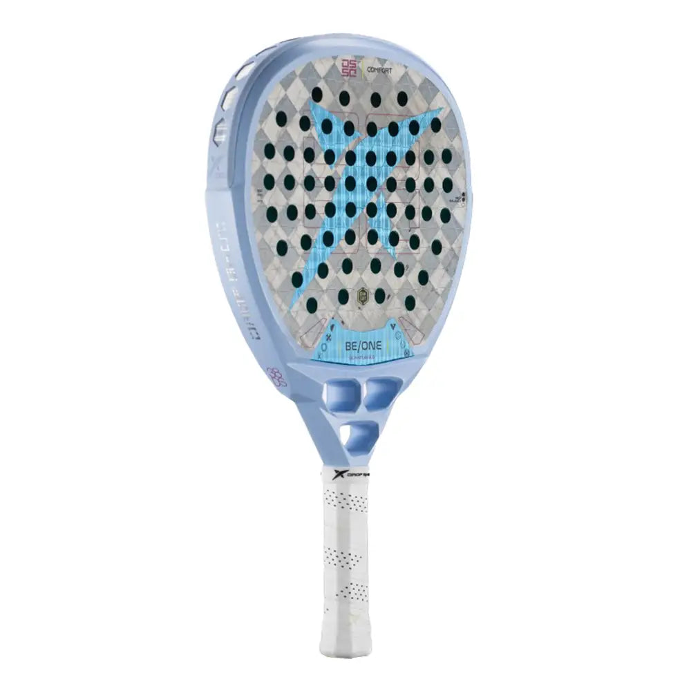 Schuin vooraanzicht Drop Shot Quantum 2.0 2025 padelracket – diamantvorm met 18K Textreme Carbon, EVA Soft-kern en trillingsdemping.