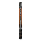 Zijaanzicht Siux Fenix Pro 5 Black 2025 padelracket – Leo Augsburger Edition. Diamantvorm met 24K Carbon, Black EVA-kern en 3D-oppervlak.