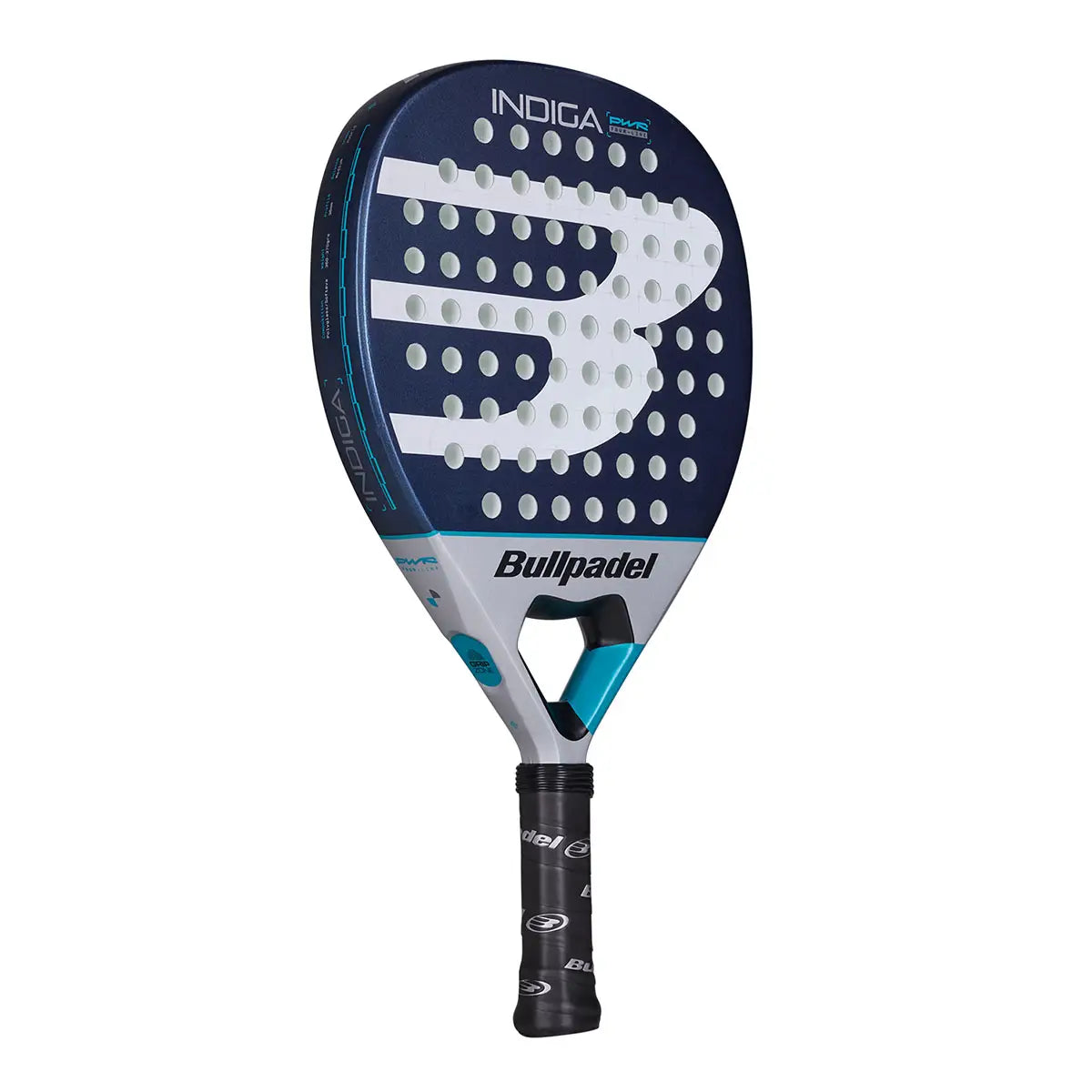 Schuin vooraanzicht Bullpadel Indiga Power 2026 padelracket – diamantvorm met SoftEva-kern, Polyglass-bladen en carbon frame. Licht, krachtig en comfortabel.