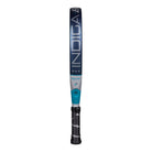 Zijaanzicht Bullpadel Indiga Power 2026 padelracket – diamantvorm met SoftEva-kern, Polyglass-bladen en carbon frame. Licht, krachtig en comfortabel.
