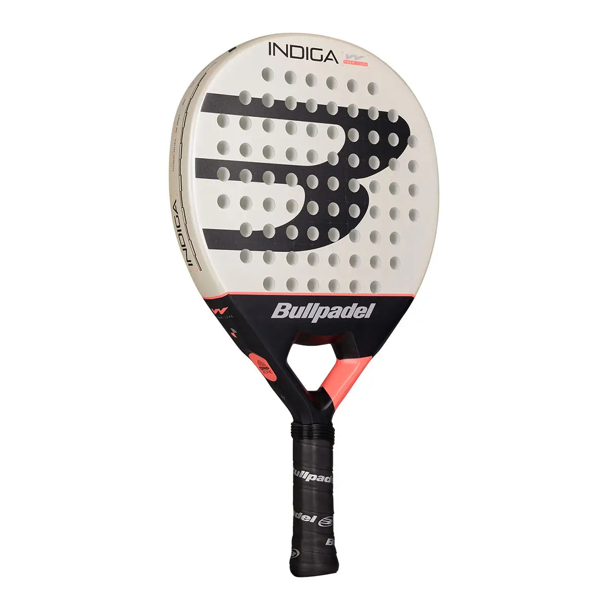 Schuin vooraanzicht Bullpadel Indiga Woman 2026 padelracket – rond model met SoftEva-kern, Polyglass-bladen en carbon frame. Licht, wendbaar en controlegericht.