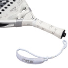 Handvat Nox AT10 12K Alum Xtrem Attack 2026 – Agustín Tapia Edition. Diamantvormig padelracket met 12K Alum Xtrem Carbon, HR3 Black EVA-kern en Dual Spin-oppervlak.