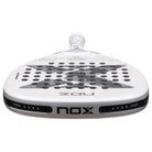 Bovenaanzicht Nox AT10 12K Alum Xtrem Attack 2026 – Agustín Tapia Edition. Diamantvormig padelracket met 12K Alum Xtrem Carbon, HR3 Black EVA-kern en Dual Spin-oppervlak.