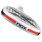 Gewichtsysteem bovenaan Nox AT10 12K Alum Xtrem Attack 2026 – Agustín Tapia Edition. Diamantvormig padelracket met 12K Alum Xtrem Carbon, HR3 Black EVA-kern en Dual Spin-oppervlak.