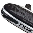 Detail gewichtssysteem Nox AT10 Genius Attack 18K Alum 2026 – Agustín Tapia Edition. Diamantvormig padelracket met 18K Aluminized Carbon, MLD Black EVA-kern en Dual Spin-oppervlak.