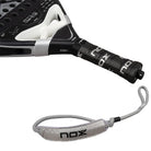 Handvat Nox AT10 Genius Attack 18K Alum 2026 – Agustín Tapia Edition. Diamantvormig padelracket met 18K Aluminized Carbon, MLD Black EVA-kern en Dual Spin-oppervlak.