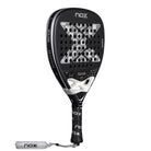 Schuin vooraanzicht Nox AT10 Genius Attack 18K Alum 2026 – Agustín Tapia Edition. Diamantvormig padelracket met 18K Aluminized Carbon, MLD Black EVA-kern en Dual Spin-oppervlak.