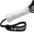 Handvat StarVie Raptor+ 2026 padelracket – traanvormig met 3D Carbon, M-EVA Balance-kern, Spin Boost-afwerking en Dynamic Star-technologie.