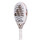 Schuin vooraanzicht witte padel racket Adidas Metalbone ZZ Carbon 2026 met goudkleurig Adidas logo