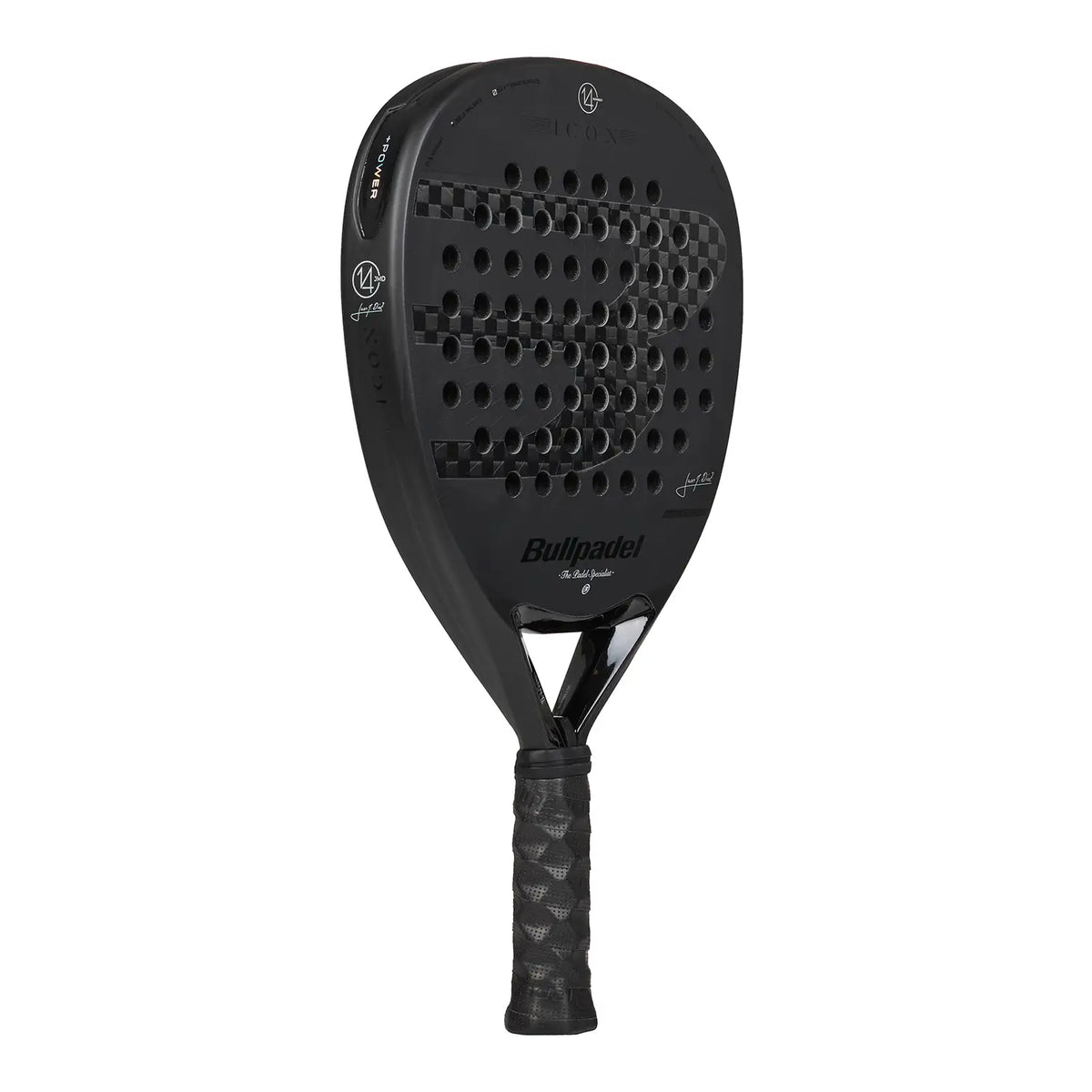 Schuin vooraanzicht Bullpadel Icon 2027 zwart padel racket met iets donkerder zwart Bullpadle logo op het slagoppervlak.