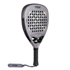 Schuin vooraanzicht Nox Attack 18k 2027 grijs padel racket met lichter grijs X logo op het slagoppervlak.