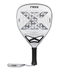 Vooraanzicht Nox Attack 12k 2027 licht grijs padel racket met donkerder grijze x op het slagoppervlak.