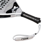 Handvat Nox Attack 12k 2027 licht grijs padel racket met donkerder grijze x op het slagoppervlak.