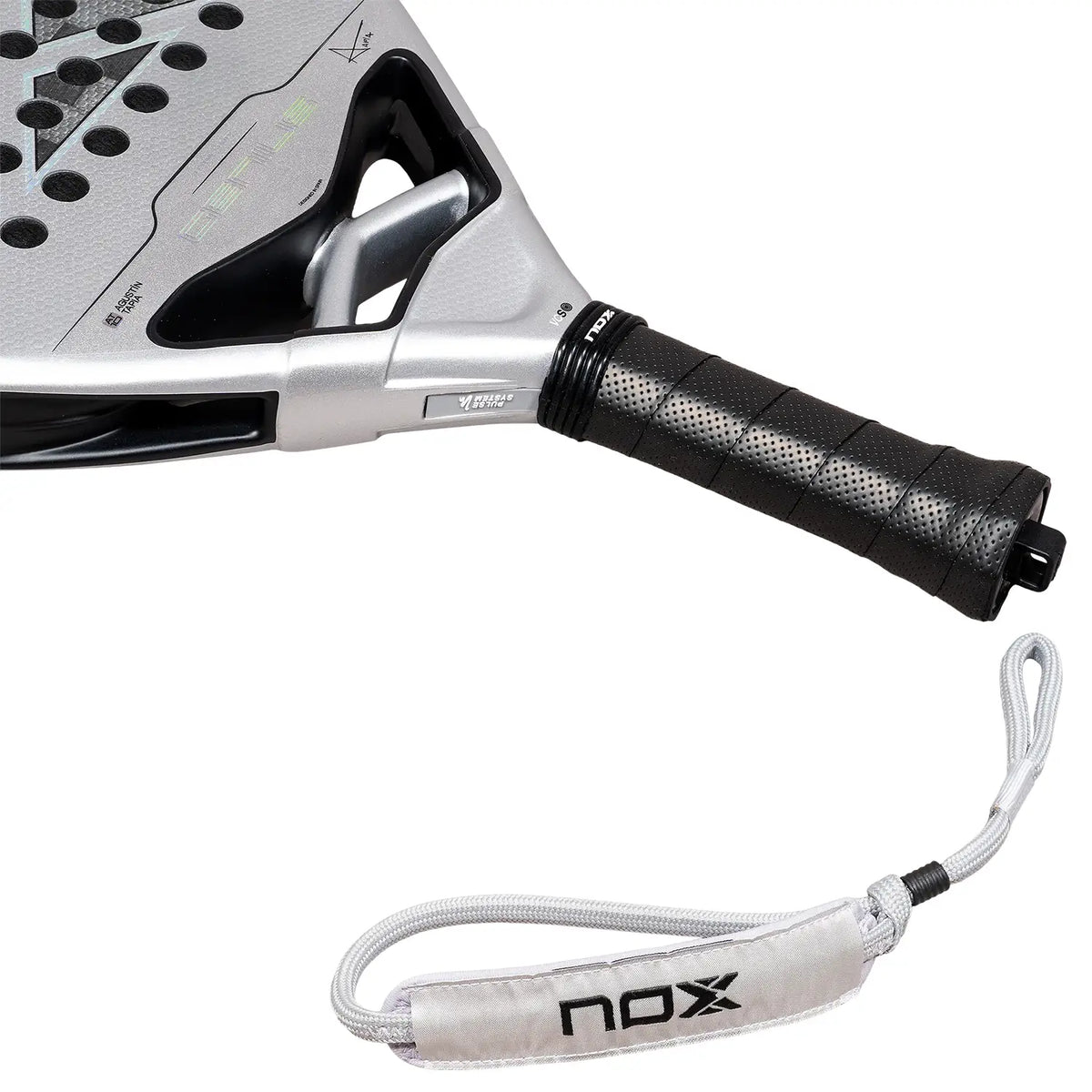 Handvat Nox Attack 12k 2027 licht grijs padel racket met donkerder grijze x op het slagoppervlak.