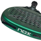 Bovenaanzicht afneembare gewichtjes Nox Ventus Attack 12k 2027 felgroene padel racket met zwarte x op het slagoppervalk en zwart handvat.