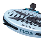 Bovenaanzicht extra afneembare gewichten Nox Ventus Control 12k 2027 lichtblauwe padel racket met zwarte X op het slagoppervlak en zwart handvat.
