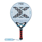Vooraanzicht Nox Ventus Control 12k 2027 lichtblauwe padel racket met zwarte X op het slagoppervlak en zwart handvat.