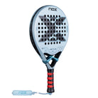 Schuin vooraanzicht Nox Ventus Control 12k 2027 lichtblauwe padel racket met zwarte X op het slagoppervlak en zwart handvat.
