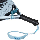 Foto van het handvat van de Nox Ventus Control 12k 2027 lichtblauwe padel racket met zwarte X op het slagoppervlak en zwart handvat.