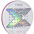 Detail slagoppervlak wit padel racket Nox Pro Cup Silver 2027 met roze details