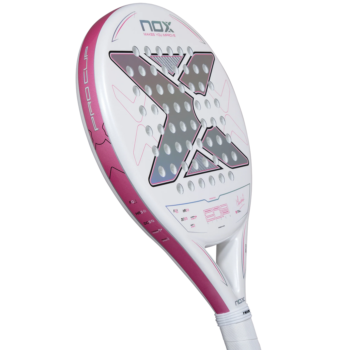 Schuin aanzicht wit padel racket Nox Pro Cup Silver 2027 met roze details