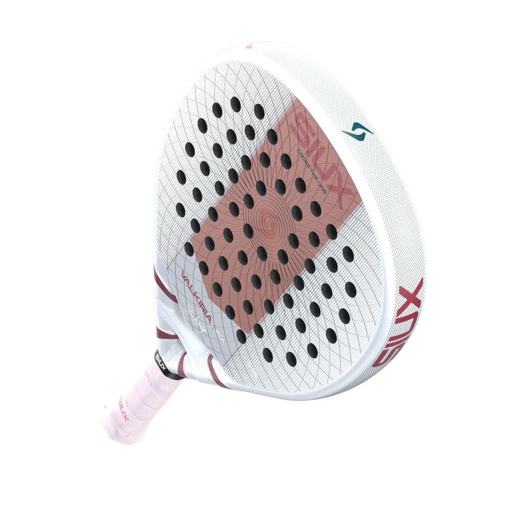 Schuin zijaanzicht licht grijze racket met roze verticale streep over het midden
