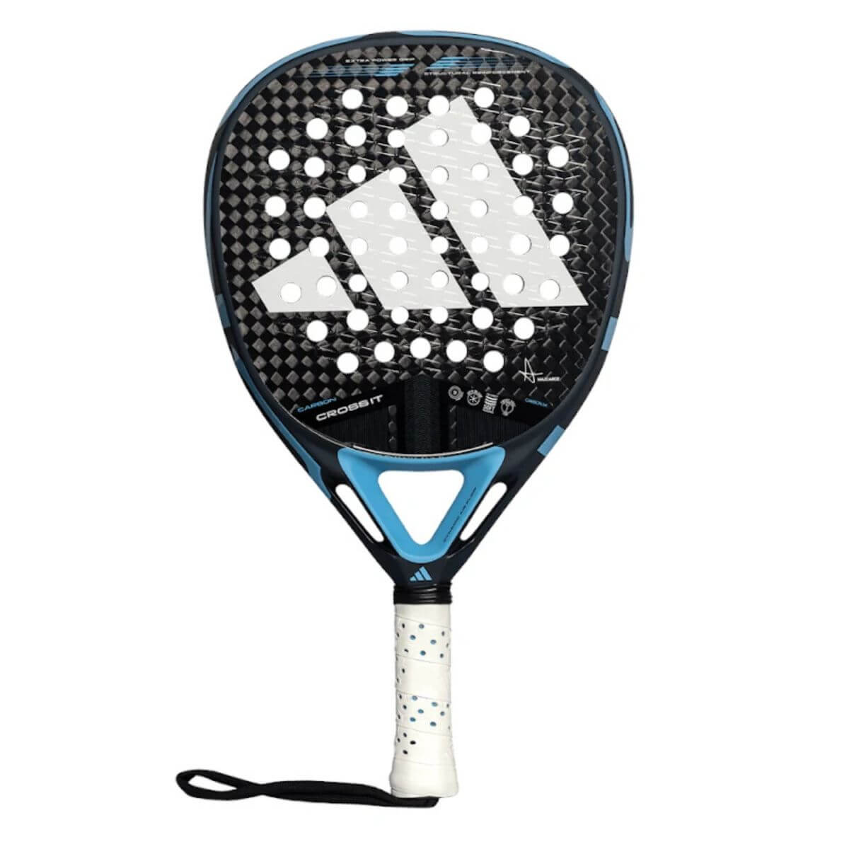 Vooraanzicht Adidas Cross It Carbon 2025 padelracket – oversized diamantvormig racket met 6K Aluminized Carbon, zwarte afwerking met licht blauwe details en handtekening van Maxi Arce, ontworpen voor maximale kracht en controle.
