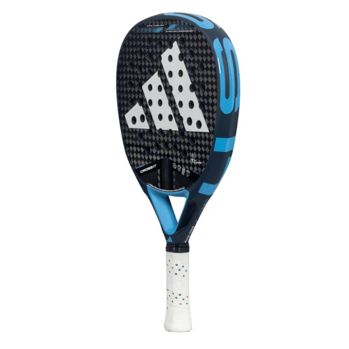 Schuin vooraanzicht Adidas Cross It Carbon 2025 padelracket – oversized diamantvormig racket met 6K Aluminized Carbon, zwarte afwerking met licht blauwe details en handtekening van Maxi Arce, ontworpen voor maximale kracht en controle.