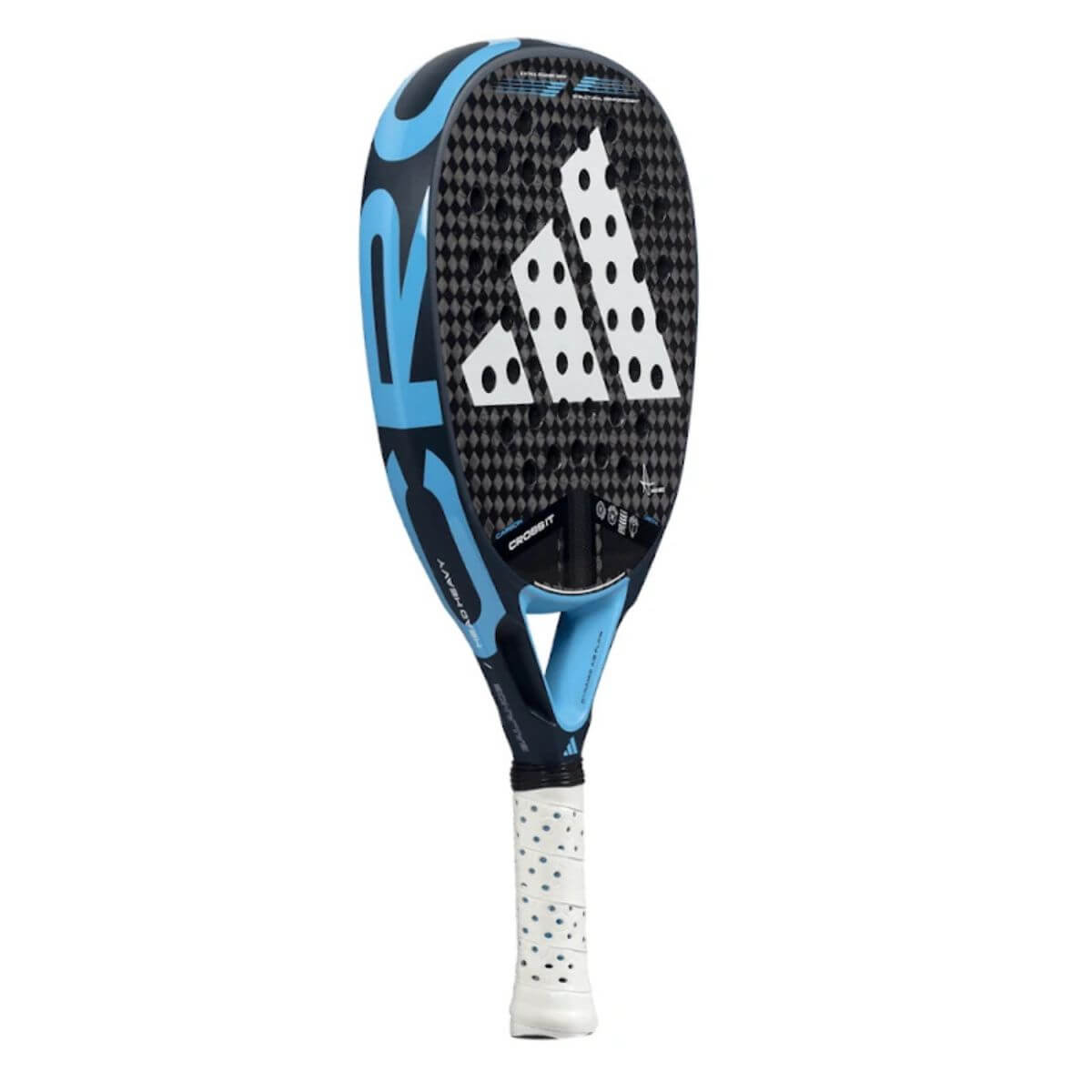 Schuin vooraanzicht Adidas Cross It Carbon 2025 padelracket – oversized diamantvormig racket met 6K Aluminized Carbon, zwarte afwerking met licht blauwe details en handtekening van Maxi Arce, ontworpen voor maximale kracht en controle.