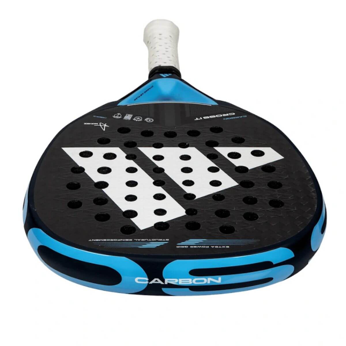 Bovenaanzicht Adidas Cross It Carbon 2025 padelracket – oversized diamantvormig racket met 6K Aluminized Carbon, zwarte afwerking met licht blauwe details en handtekening van Maxi Arce, ontworpen voor maximale kracht en controle.