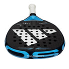 Bovenaanzicht Adidas Cross It Carbon 2025 padelracket – oversized diamantvormig racket met 6K Aluminized Carbon, zwarte afwerking met licht blauwe details en handtekening van Maxi Arce, ontworpen voor maximale kracht en controle.