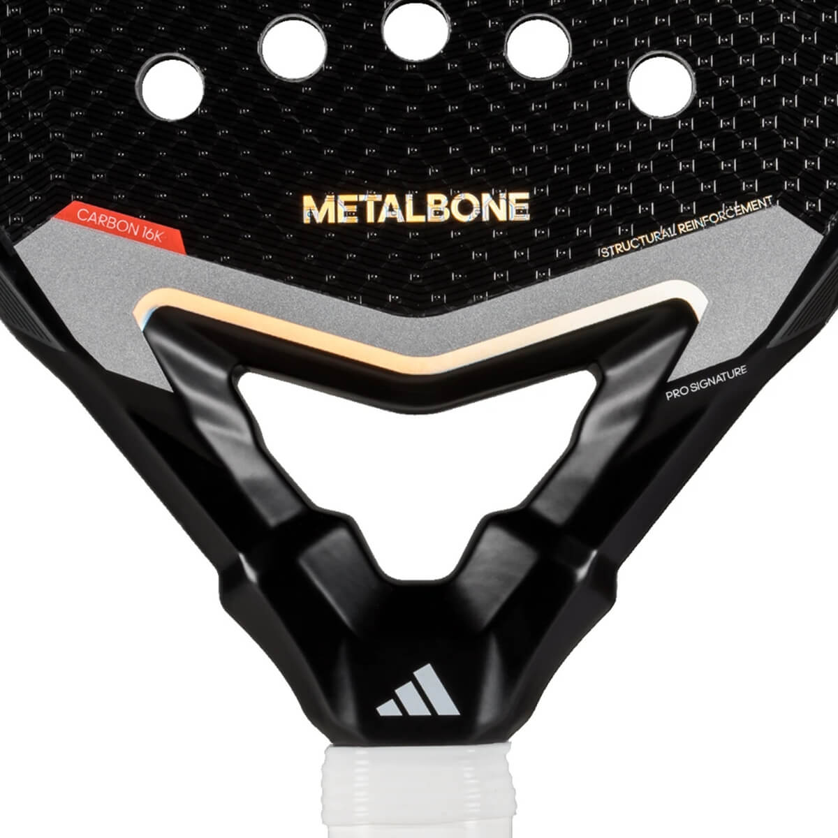 Close up van het kader van de Adidas Metalbone 3.4 2025 zwarte padel racket met wit logo van adidas in het midden.