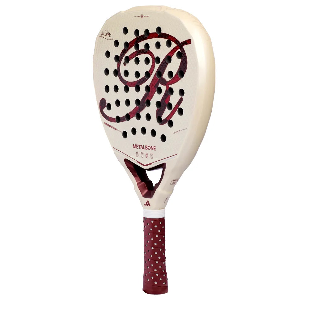 Schuin vooraanzicht Adidas Metalbone Reserve LTD 2026 witte padel racket met donkerrood logo R op het slagoppervlak en rood handvat.