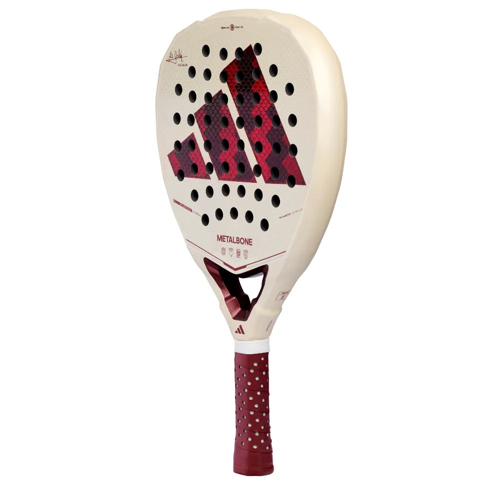Schuin vooraanzicht Adidas Metalbone Reserve LTD 2026 witte padel racket met donkerrood logo van Adidas op het slagoppervlak en rood handvat.