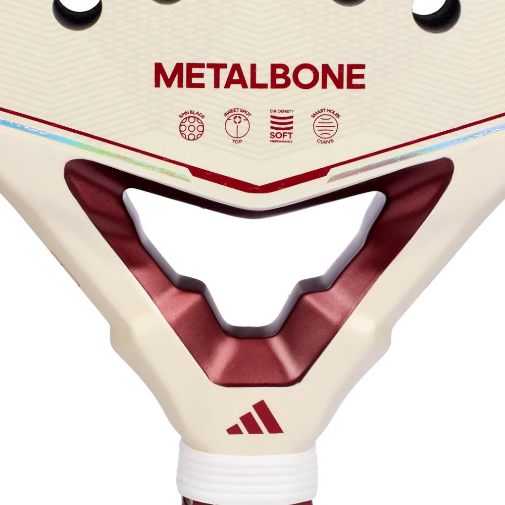 Detail kader Adidas Metalbone Reserve LTD 2026 witte padel racket met donkerrood logo van Adidas op het slagoppervlak en rood handvat.