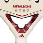 Detail kader Adidas Metalbone Reserve LTD 2026 witte padel racket met donkerrood logo van Adidas op het slagoppervlak en rood handvat.