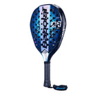 Schuin vooraanzicht Babolat Air Viper padel racket, donker blauw van kleur met een verticale witte streep over het midden waar het merk Babolat in het zwart geschreven staat.