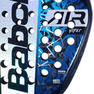 Close up slagoppervlak van de Babolat Air Viper padel racket, donker blauw van kleur met een verticale witte streep over het midden waar het merk Babolat in het zwart geschreven staat.