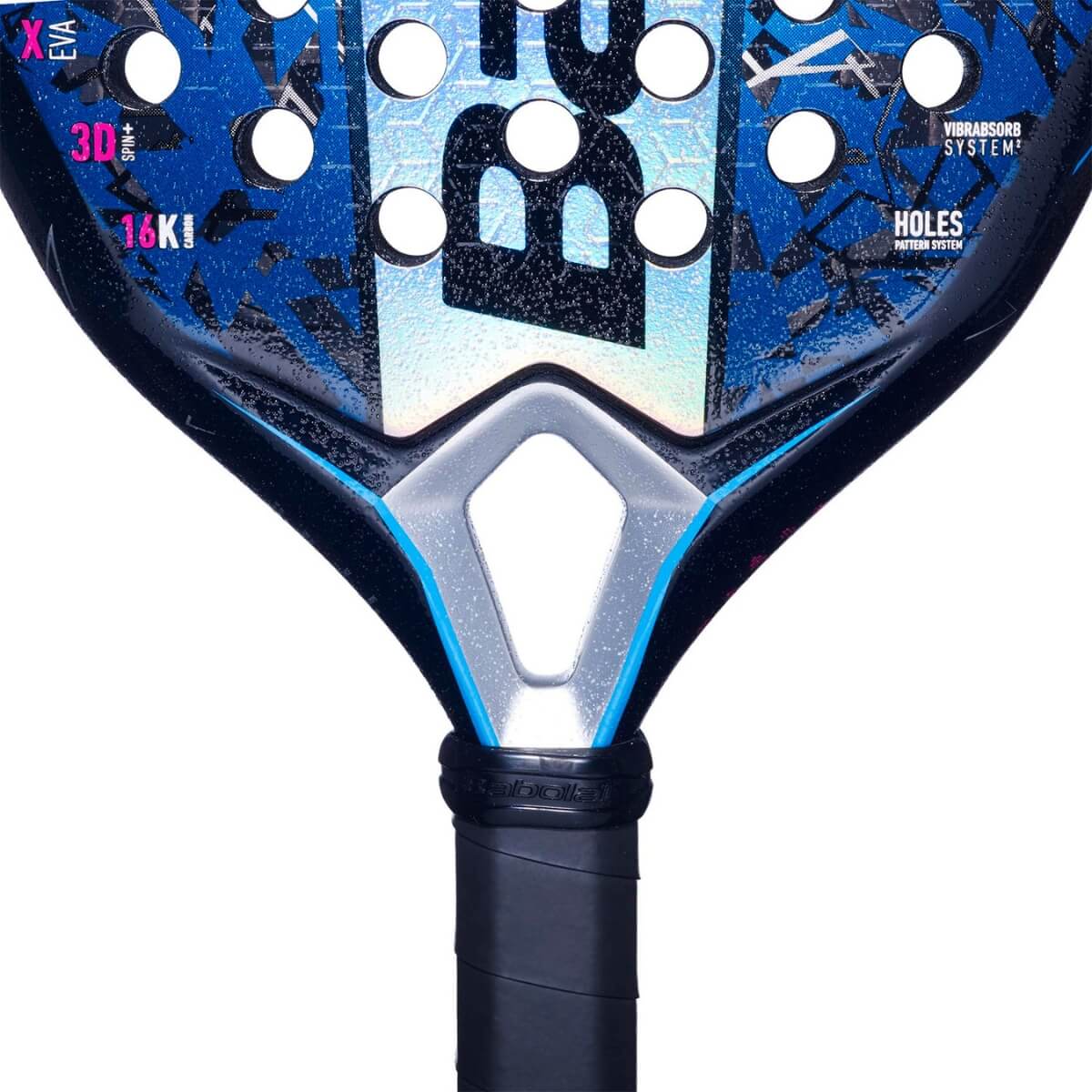 Close up van het kader van de Babolat Air Viper padel racket, donker blauw van kleur met een verticale witte streep over het midden waar het merk Babolat in het zwart geschreven staat.