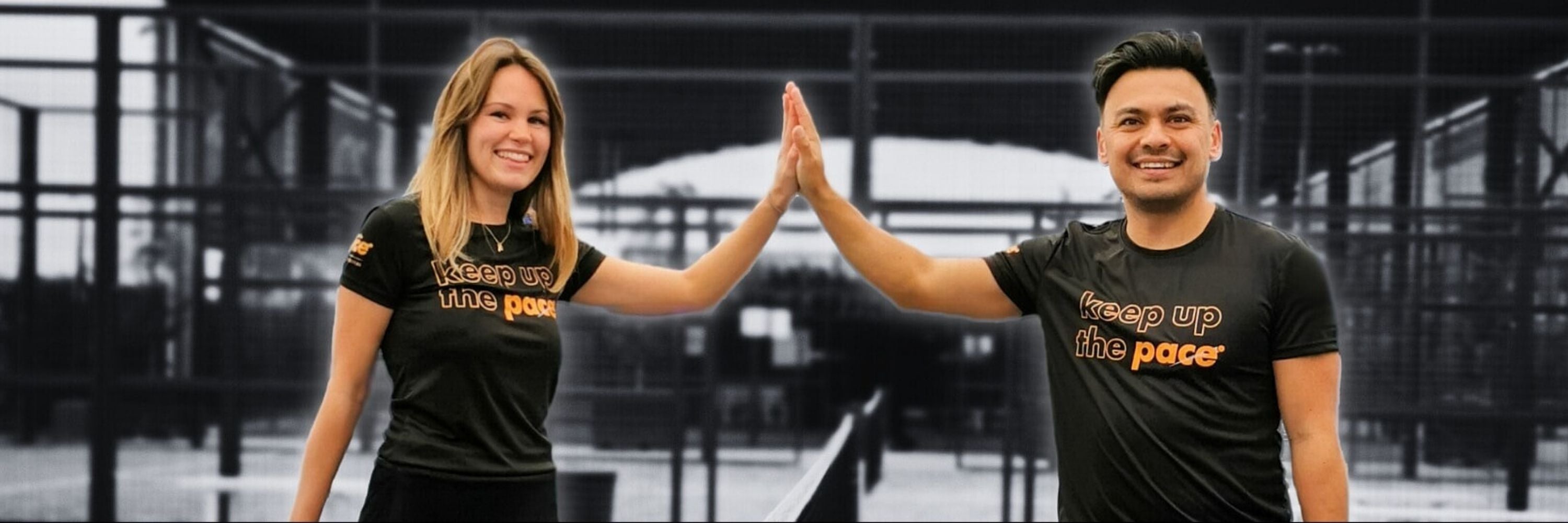 Twee padel spelers die een high five geven