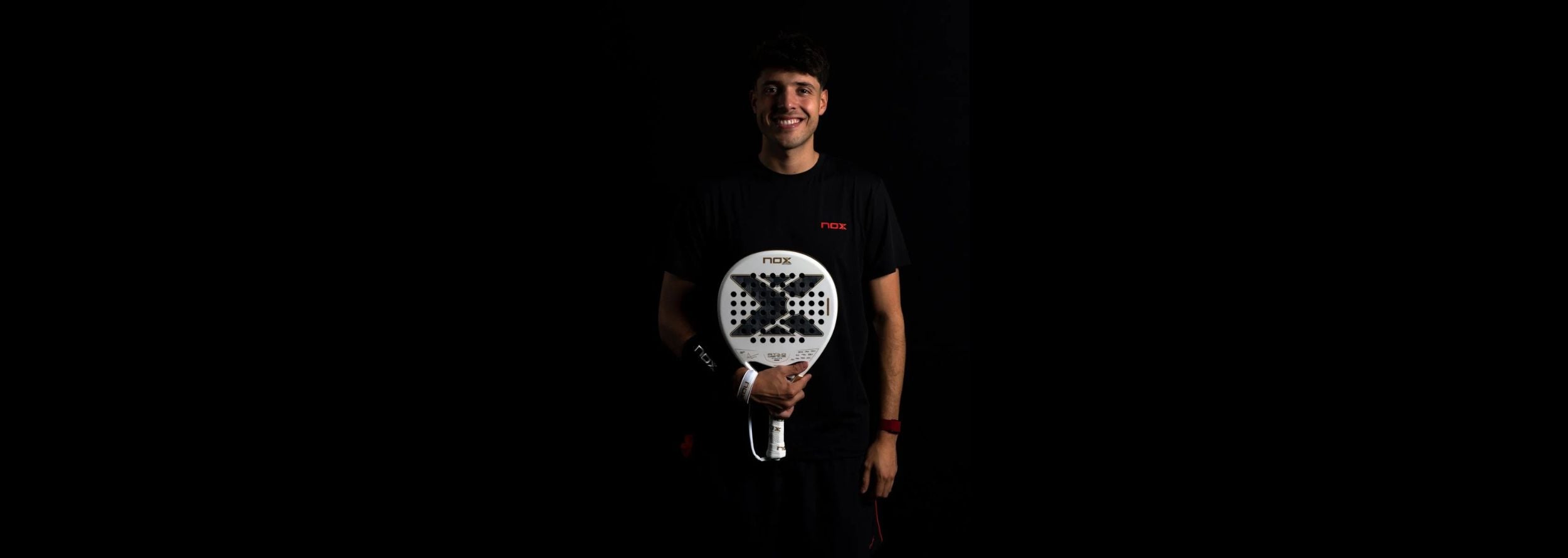 Padel speler Augustin Tapia met witte padel racket in de handen