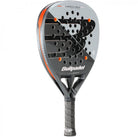 Schuin vooraanzicht grijs/groene Bullpadel Hack 04 CMF 26 padelracket – diamantvorm met Fibrix-blad, Multieva-kern en 3D Grain. Explosief en snel voor aanvallende spelers.