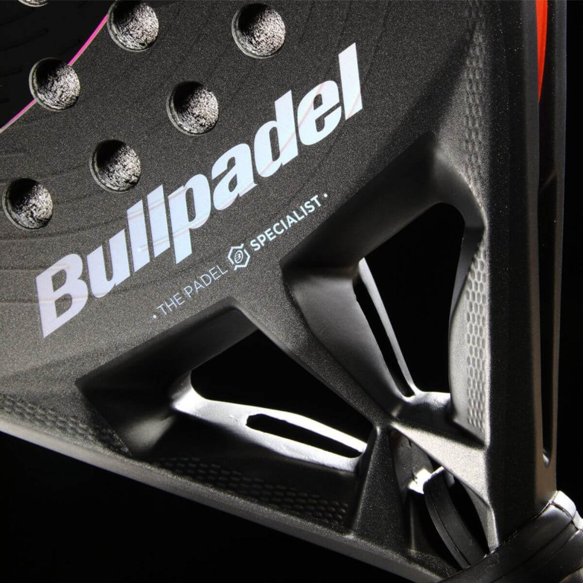 Detail grijze Bullpadel XPLO CMF 26 padelracket – Geometric vorm met Fibrix-blad, Multieva-kern en 3D Grain. Explosieve power met ultiem comfort.