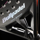 Detail grijze Bullpadel XPLO CMF 26 padelracket – Geometric vorm met Fibrix-blad, Multieva-kern en 3D Grain. Explosieve power met ultiem comfort.