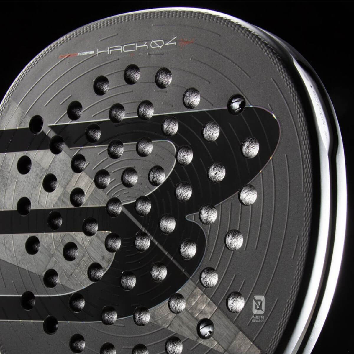 Detail Bullpadel Hack 04 26 padelracket – hybride vorm met 18K Aluminized Carbon, Multieva-kern en 3D Grain voor power en controle in counterattacks.
