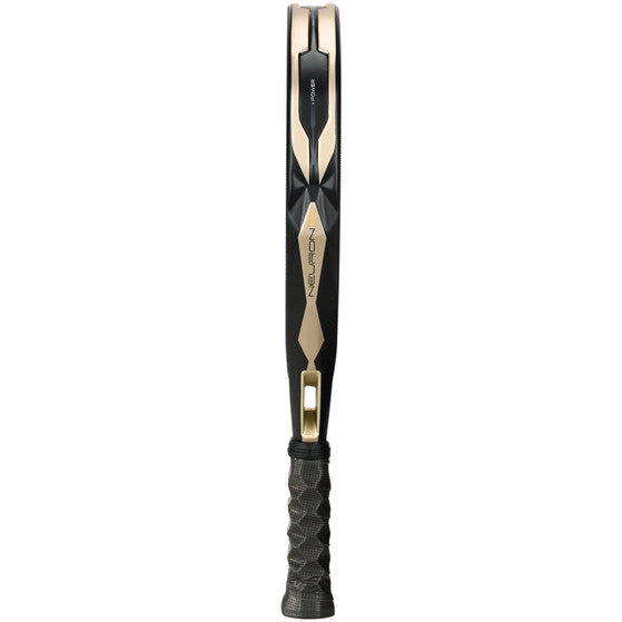 Zijaanzicht Bullpadel Neuron 02 padelracket – hybride racket met PrismLock-frame, zwart design en 3D ruwe afwerking, ideaal voor controlegerichte spelers.
