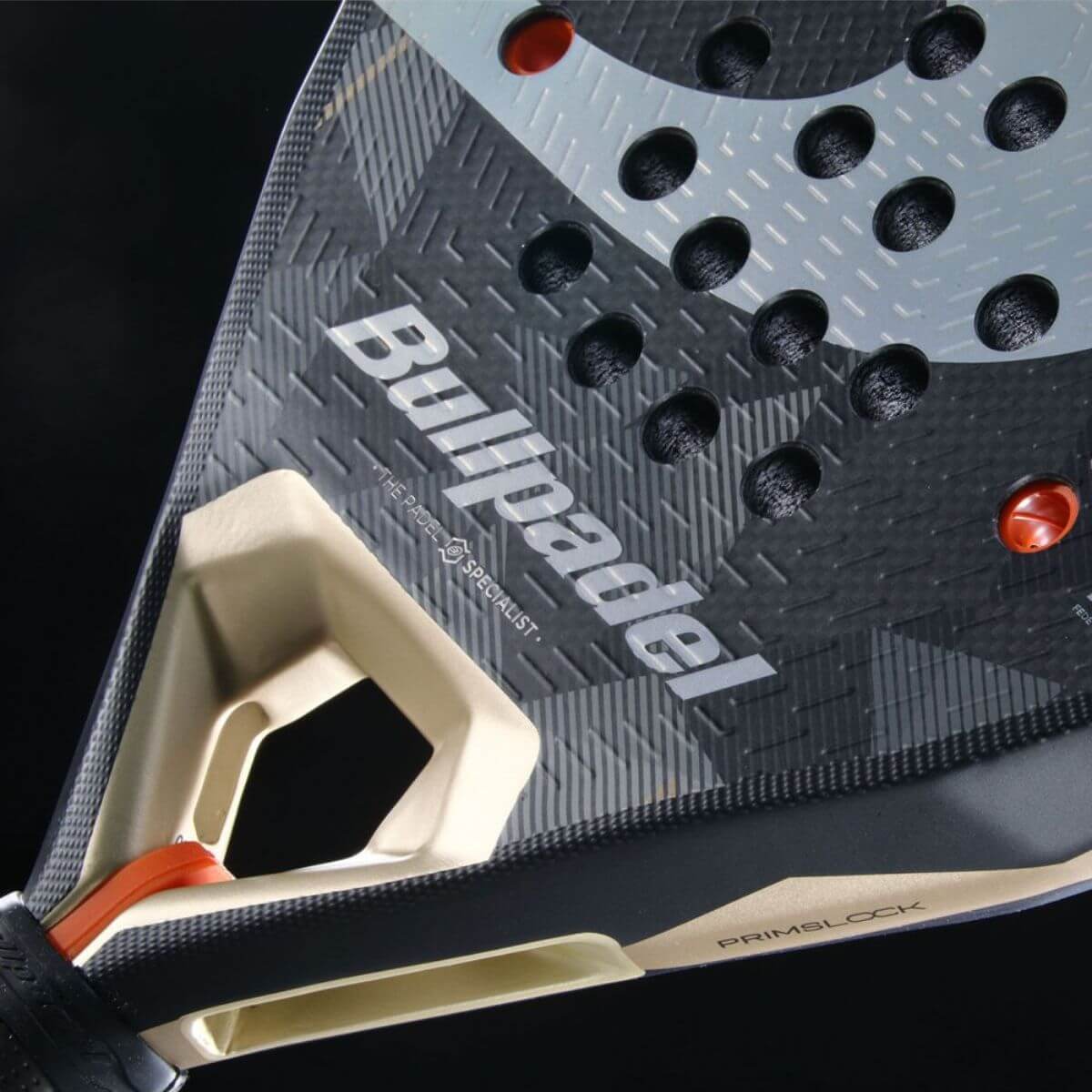 Detail van de Bullpadel Neuron 02 padelracket – hybride racket met PrismLock-frame, zwart design en 3D ruwe afwerking, ideaal voor controlegerichte spelers.